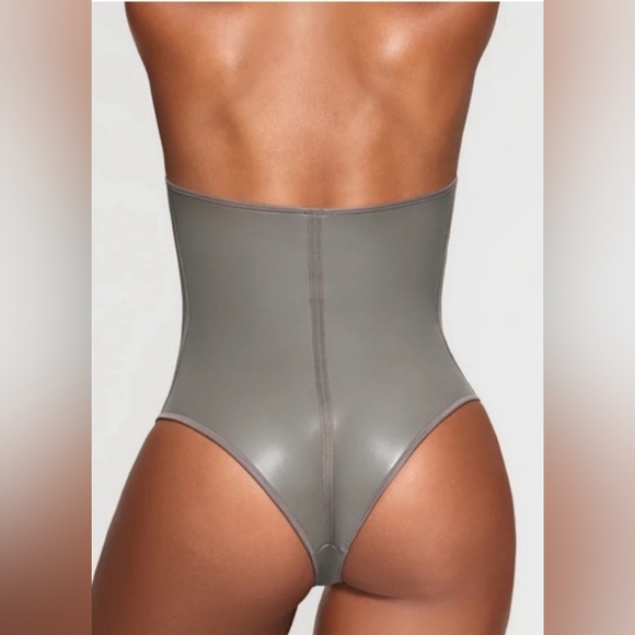 ⛱️ SKIMS 1 Piece Rubberized Scuba Zip up Strapless Swimsuit Grey Chalk 26 28 4X - Picture 2 of 9